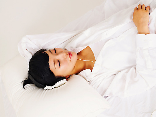 포토 JPG 스튜디오촬영 라이프스타일 여자 여유 포즈 쿠션 베개 휴식 실내 한명 사람 동양인 손짓 상반신 20대 성인 라이프 눕기 눈감음 헤드셋 음악감상 한국인 침대 여자만 여자한명만 성인여자만 청년만 청년여자만 성인한명만 청년여자한명만 성인여자한명만 성인만 국내포토 1 감정 음향기기 가구 컨셉 침구 모션 인종 청년 내부 생활 헤드폰 감상 파일형식