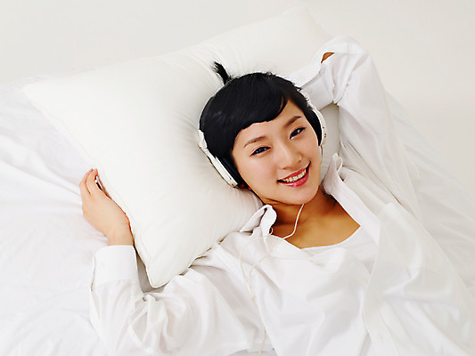 포토 JPG 스튜디오촬영 라이프스타일 여자 여유 포즈 쿠션 베개 휴식 실내 한명 미소 웃음 사람 동양인 손짓 20대 성인 라이프 눕기 헤드셋 음악감상 한국인 침대 여자만 여자한명만 성인여자만 청년만 청년여자만 성인한명만 청년여자한명만 성인여자한명만 성인만 국내포토 1 감정 음향기기 가구 컨셉 침구 모션 표정 인종 청년 내부 생활 헤드폰 감상 파일형식