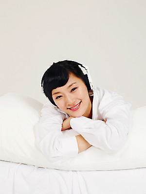 포토 JPG 스튜디오촬영 라이프스타일 여자 여유 엎드리기 포즈 쿠션 베개 휴식 실내 한명 미소 웃음 사람 동양인 손짓 상반신 20대 성인 라이프 헤드셋 음악감상 한국인 침대 여자만 여자한명만 성인여자만 청년만 청년여자만 성인한명만 청년여자한명만 성인여자한명만 성인만 국내포토 1 감정 음향기기 가구 컨셉 침구 모션 표정 인종 청년 내부 생활 헤드폰 감상 파일형식