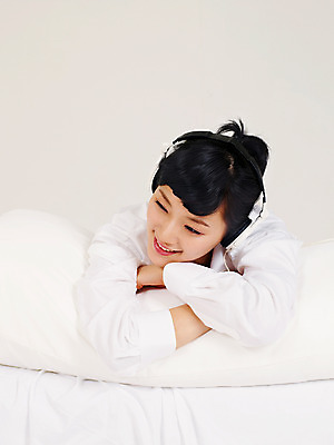 포토 JPG 스튜디오촬영 라이프스타일 여자 여유 엎드리기 포즈 쿠션 베개 휴식 실내 한명 사람 동양인 손짓 상반신 20대 성인 라이프 헤드셋 음악감상 한국인 침대 여자만 여자한명만 성인여자만 청년만 청년여자만 성인한명만 청년여자한명만 성인여자한명만 성인만 국내포토 1 감정 음향기기 가구 컨셉 침구 모션 인종 청년 내부 생활 헤드폰 감상 파일형식