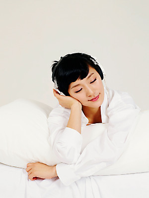 포토 JPG 스튜디오촬영 라이프스타일 여자 여유 엎드리기 포즈 쿠션 베개 휴식 실내 한명 사람 동양인 손짓 상반신 20대 성인 라이프 눈감음 헤드셋 음악감상 한국인 침대 여자만 여자한명만 성인여자만 청년만 청년여자만 성인한명만 청년여자한명만 성인여자한명만 성인만 국내포토 1 감정 음향기기 가구 컨셉 침구 모션 인종 청년 내부 생활 헤드폰 감상 파일형식