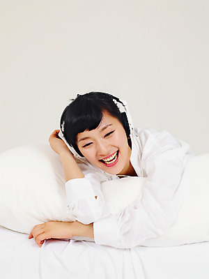 포토 JPG 스튜디오촬영 라이프스타일 여자 여유 엎드리기 포즈 쿠션 베개 휴식 실내 한명 미소 웃음 사람 동양인 손짓 상반신 20대 성인 라이프 헤드셋 음악감상 한국인 침대 여자만 여자한명만 성인여자만 청년만 청년여자만 성인한명만 청년여자한명만 성인여자한명만 성인만 국내포토 1 감정 음향기기 가구 컨셉 침구 모션 표정 인종 청년 내부 생활 헤드폰 감상 파일형식