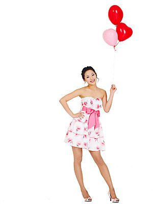 포토 JPG 스튜디오촬영 전신 드레스 원피스 여자 리본 포즈 모션 실내 한명 서기 미소 웃음 들기 누끼 사람 동양인 손짓 이벤트 20대 성인 앞모습 파티 한국인 미니드레스 파티복 풍선 여자만 여자한명만 성인여자만 청년만 청년여자만 성인한명만 청년여자한명만 성인여자한명만 성인만 국내포토 1 옷 뷰포인트 표정 인종 청년 내부 파일형식