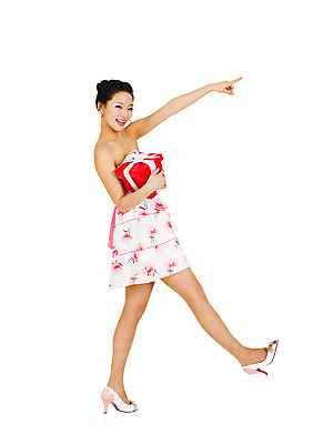 포토 JPG 스튜디오촬영 전신 드레스 원피스 여자 리본 포즈 모션 실내 선물 한명 서기 미소 웃음 들기 누끼 사람 동양인 손짓 이벤트 20대 성인 옆모습 선물상자 상자 파티 한국인 가리킴 미니드레스 파티복 여자만 여자한명만 성인여자만 청년만 청년여자만 성인한명만 청년여자한명만 성인여자한명만 성인만 국내포토 1 옷 뷰포인트 표정 인종 청년 내부 파일형식