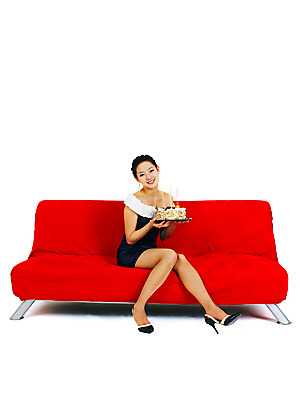 포토 JPG 스튜디오촬영 전신 원피스 여자 포즈 모션 실내 미소 웃음 누끼 사람 앉기 손짓 이벤트 치마 소파 파티 케이크 한국인 미니원피스 여자만 국내포토 옷 의자 하의 디저트 표정 동양인 내부 파일형식