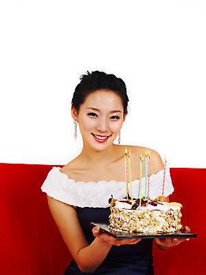 포토 JPG 스튜디오촬영 원피스 여자 포즈 모션 실내 미소 웃음 사람 앉기 손짓 이벤트 상반신 치마 소파 파티 케이크 한국인 미니원피스 여자만 국내포토 옷 의자 하의 디저트 표정 동양인 내부 파일형식