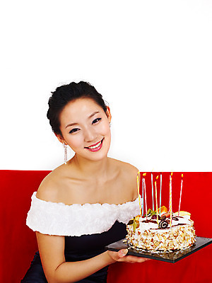 포토 JPG 스튜디오촬영 원피스 여자 포즈 모션 실내 미소 웃음 사람 앉기 손짓 이벤트 상반신 치마 소파 파티 케이크 한국인 미니원피스 여자만 국내포토 옷 의자 하의 디저트 표정 동양인 내부 파일형식