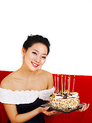 포토 JPG 스튜디오촬영 원피스 여자 포즈 모션 실내 미소 웃음 사람 앉기 손짓 이벤트 상반신 치마 소파 파티 케이크 한국인 미니원피스 여자만 국내포토 옷 의자 하의 디저트 표정 동양인 내부 파일형식