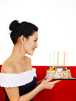 포토 JPG 스튜디오촬영 원피스 여자 포즈 모션 실내 미소 웃음 사람 앉기 손짓 이벤트 상반신 치마 소파 파티 케이크 한국인 미니원피스 여자만 국내포토 옷 의자 하의 디저트 표정 동양인 내부 파일형식