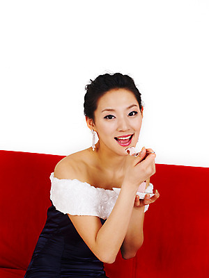 포토 JPG 스튜디오촬영 원피스 여자 포즈 모션 실내 미소 웃음 사람 앉기 손짓 이벤트 상반신 치마 소파 파티 케이크 한국인 미니원피스 여자만 국내포토 옷 의자 하의 디저트 표정 동양인 내부 파일형식