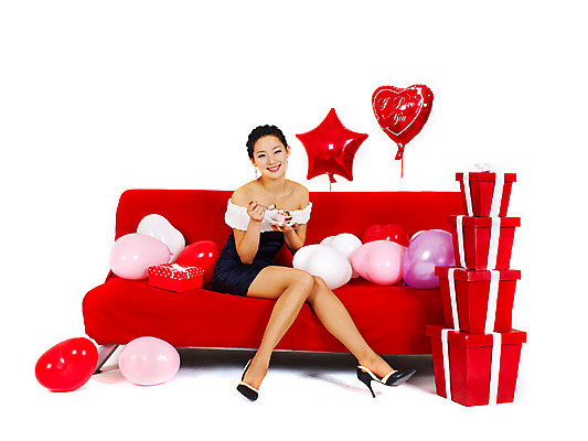 포토 JPG 스튜디오촬영 전신 원피스 여자 포즈 모션 실내 선물 한명 미소 웃음 들기 사람 앉기 동양인 손짓 이벤트 20대 성인 앞모습 선물상자 치마 소파 파티 한국인 풍선 미니원피스 여자만 여자한명만 성인여자만 청년만 청년여자만 성인한명만 청년여자한명만 성인여자한명만 성인만 국내포토 1 옷 뷰포인트 의자 하의 표정 인종 청년 내부 상자 파일형식