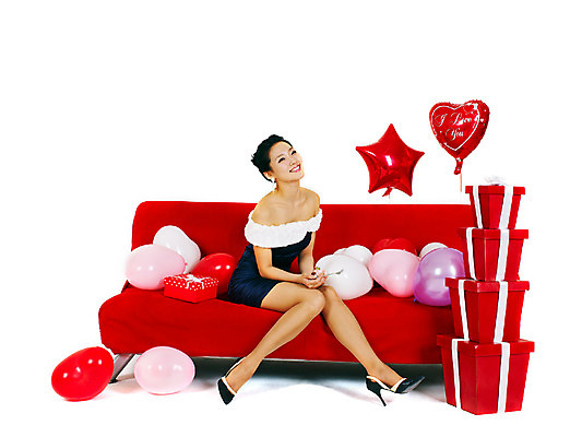 포토 JPG 스튜디오촬영 전신 원피스 여자 포즈 모션 실내 선물 한명 미소 웃음 들기 사람 앉기 동양인 손짓 이벤트 20대 성인 선물상자 치마 소파 파티 한국인 풍선 미니원피스 여자만 여자한명만 성인여자만 청년만 청년여자만 성인한명만 청년여자한명만 성인여자한명만 성인만 국내포토 1 옷 의자 하의 표정 인종 청년 내부 상자 파일형식