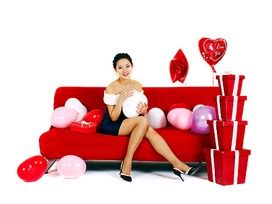 포토 JPG 스튜디오촬영 전신 원피스 여자 포즈 모션 실내 선물 한명 미소 웃음 들기 사람 앉기 동양인 손짓 이벤트 20대 성인 앞모습 선물상자 치마 소파 파티 한국인 풍선 미니원피스 여자만 여자한명만 성인여자만 청년만 청년여자만 성인한명만 청년여자한명만 성인여자한명만 성인만 국내포토 1 옷 뷰포인트 의자 하의 표정 인종 청년 내부 상자 파일형식