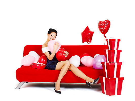 포토 JPG 스튜디오촬영 전신 원피스 여자 포즈 모션 실내 선물 한명 미소 웃음 들기 사람 앉기 동양인 손짓 이벤트 20대 성인 옆모습 선물상자 치마 소파 파티 한국인 풍선 미니원피스 여자만 여자한명만 성인여자만 청년만 청년여자만 성인한명만 청년여자한명만 성인여자한명만 성인만 국내포토 1 옷 뷰포인트 의자 하의 표정 인종 청년 내부 상자 파일형식