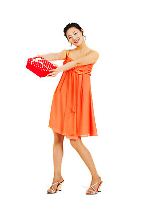 포토 JPG 스튜디오촬영 전신 드레스 원피스 여자 포즈 모션 실내 선물 한명 서기 미소 웃음 들기 누끼 사람 동양인 손짓 이벤트 20대 성인 선물상자 치마 파티 한국인 즐거움 여자만 여자한명만 성인여자만 청년만 청년여자만 성인한명만 청년여자한명만 성인여자한명만 성인만 국내포토 1 옷 감정 하의 표정 인종 청년 내부 상자 파일형식