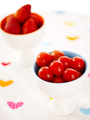 포토 JPG 스튜디오촬영 식물 그릇 웰빙 음식 토마토 과일 방울토마토 딸기 디저트 사람없음 빨간색 하이앵글 믹싱볼 국내포토 식기 뷰포인트 컬러 채소 실내 파일형식