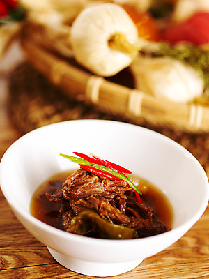 포토 JPG 그릇 한식 음식 반찬 실내 마늘 요리 사람없음 바구니 고명 메추리알 장조림 국내포토 식기 채소 알 조림 파일형식