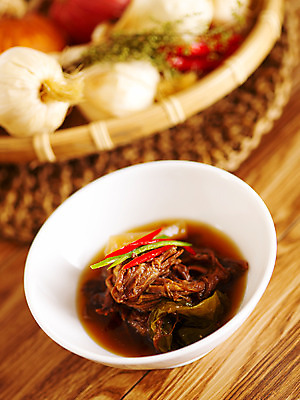 포토 JPG 그릇 한식 음식 반찬 실내 마늘 요리 사람없음 바구니 고명 메추리알 장조림 국내포토 식기 채소 알 조림 파일형식