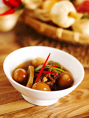 포토 JPG 그릇 한식 음식 반찬 한국 실내 마늘 요리 사람없음 바구니 고명 메추리알 장조림 메추리알장조림 국내포토 식기 아시아 채소 알 조림 파일형식