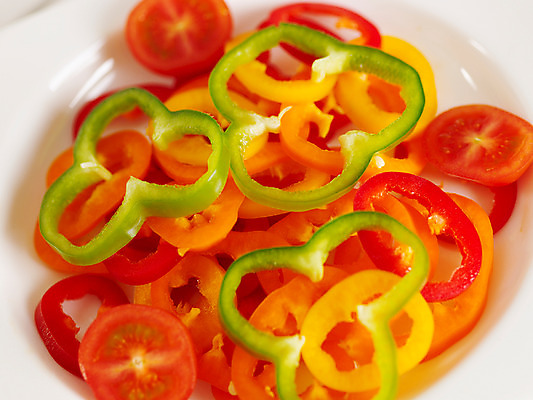 포토 JPG 스튜디오촬영 접시 음식 채소 식재료 방울토마토 피망 파프리카 사람없음 슬라이스 국내포토 식기 토마토 실내 파일형식