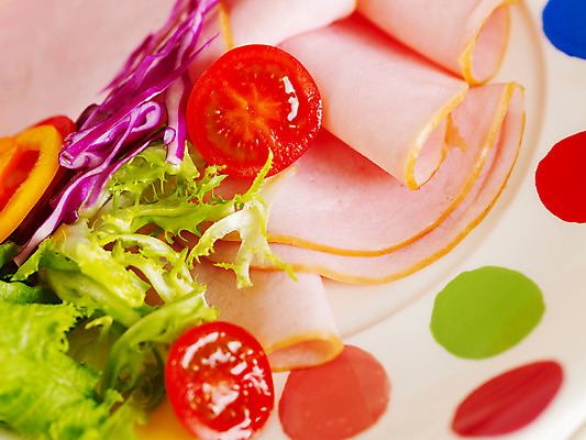 포토 JPG 스튜디오촬영 그릇 접시 음식 채소 방울토마토 피망 서양음식 근접촬영 사람없음 샐러드 양상추 햄 적채 슬라이스햄 국내포토 식기 뷰포인트 토마토 실내 육류 양배추 파일형식