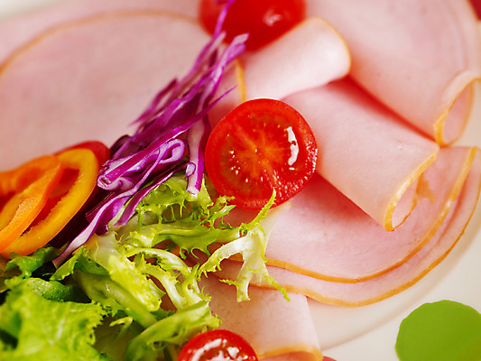 포토 JPG 스튜디오촬영 그릇 접시 음식 채소 방울토마토 피망 서양음식 근접촬영 사람없음 샐러드 양상추 햄 적채 슬라이스햄 국내포토 식기 뷰포인트 토마토 실내 육류 양배추 파일형식