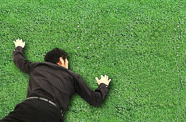 PSD 편집이미지 남자 꽃 여유 엎드리기 포즈 비즈니스 자연 휴식 한명 사람 잔디 초원 상반신 20대 성인 야외 뒷모습 직장인 비즈니스맨 남자만 남자한명만 성인남자만 청년만 청년남자만 청년남자한명만 성인한명만 성인남자한명만 성인만 이미지편집 식물 직업 1 감정 뷰포인트 컨셉 모션 청년 생태계 파일형식