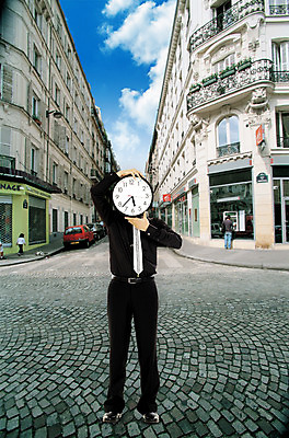 주간 전신 PSD 구름 편집이미지 여자 남자 도로 길 시계 비즈니스 자동차 자연 하늘 거리 서기 사람 풍경 손짓 야외 건물 세명 상점 도시 시간 직장인 비즈니스맨 벽시계 이미지편집 자연요소 직업 건축물 육상교통 교통시설 모션 생태계 파일형식