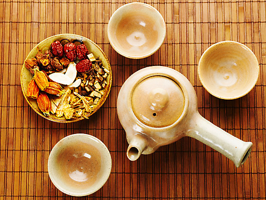 포토 JPG 스튜디오촬영 열매 음식 의학 주전자 건조 사람없음 약 한의학 약재 한약재 도자기 차 전통차 약초 찻잔 다기 한약 대추 당귀 산사 치자 하수오 한방차 국내포토 식물 음료 주방용품 잔 실내 차_음료 풀_식물 다도 파일형식