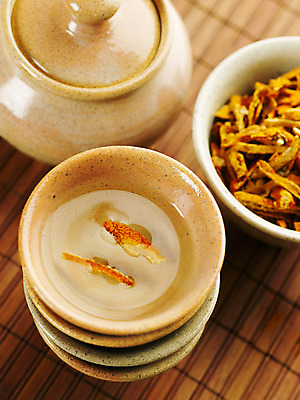 포토 JPG 스튜디오촬영 웰빙 음료 음식 의학 주전자 건조 사람없음 한의학 약재 한약재 도자기 차 전통차 약초 찻잔 다기 한약 한방차 국내포토 주방용품 잔 실내 차_음료 약 풀_식물 다도 파일형식