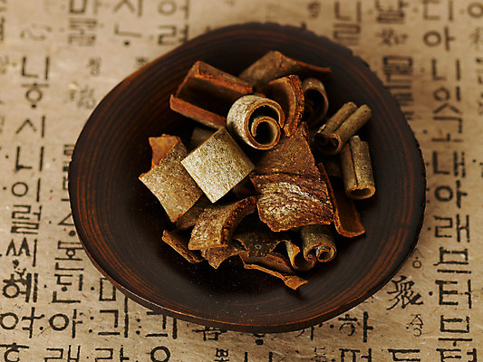 포토 JPG 스튜디오촬영 의학 건조 사람없음 치료 약 한의학 껍질 약재 한약재 약초 한약 한지 말린음식 계수나무 시나몬 국내포토 나무 종이 음식 실내 풀_식물 파일형식