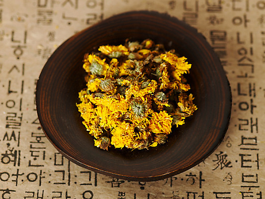 포토 JPG 스튜디오촬영 꽃 의학 건조 국화 사람없음 치료 약 한의학 약재 한약재 약초 한약 한지 말린음식 국내포토 식물 종이 음식 실내 풀_식물 파일형식