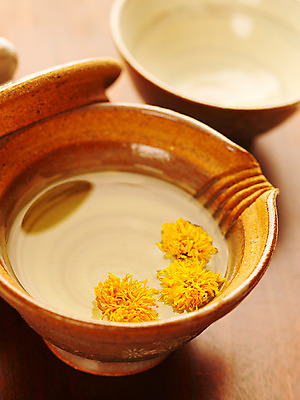 포토 JPG 스튜디오촬영 웰빙 꽃 음료 음식 건조 국화 실내 사람없음 세로 약재 도자기 차 전통차 찻잔 다기 건조식물 국화차 한방차 국내포토 식물 잔 내부 차_음료 약 다도 파일형식