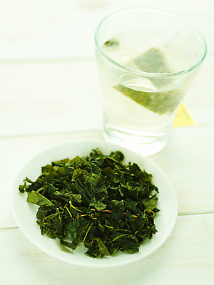 포토 JPG 스튜디오촬영 웰빙 음료 음식 잎 잔 건조 실내 근접촬영 사람없음 약재 차 전통차 찻잔 녹차 찻잎 티백 건조식물 녹차잎 한방차 국내포토 식물 식기 뷰포인트 내부 차_음료 약 파일형식