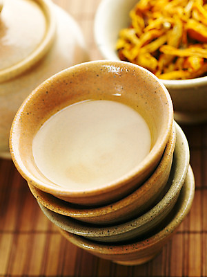 포토 JPG 스튜디오촬영 웰빙 음료 음식 주전자 건조 실내 근접촬영 사람없음 세로 약재 도자기 차 전통차 찻잔 다기 한방차 국내포토 뷰포인트 주방용품 잔 내부 차_음료 약 다도 파일형식