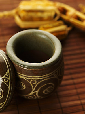 포토 JPG 스튜디오촬영 문양 음식 생활용품 무늬 실내 근접촬영 사람없음 아웃포커스 세로 도자기 차 찻잔 다기 국내포토 음료 뷰포인트 잔 촬영기법 내부 다도 오브젝트 파일형식