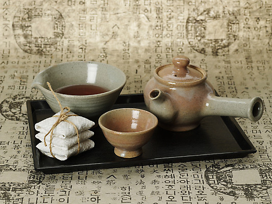 포토 JPG 스튜디오촬영 음식 생활용품 의학 주전자 쟁반 사람없음 한의학 약재 한약재 도자기 차 전통차 약초 찻잔 다기 한약 한지 약첩 한방차 국내포토 종이 음료 주방용품 잔 실내 차_음료 약 풀_식물 다도 오브젝트 파일형식
