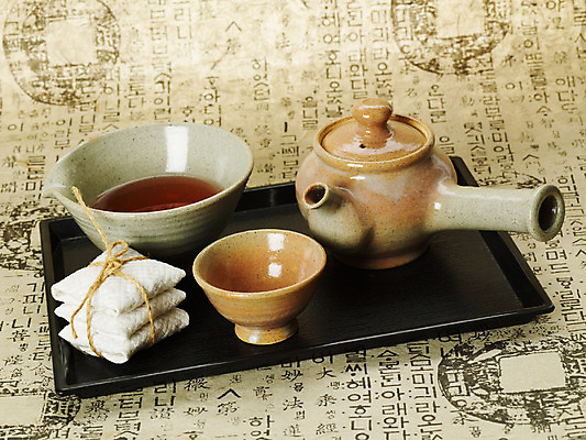 포토 JPG 스튜디오촬영 음식 생활용품 의학 주전자 쟁반 사람없음 한의학 약재 한약재 도자기 차 전통차 약초 찻잔 다기 한약 한지 약첩 한방차 국내포토 종이 음료 주방용품 잔 실내 차_음료 약 풀_식물 다도 오브젝트 파일형식