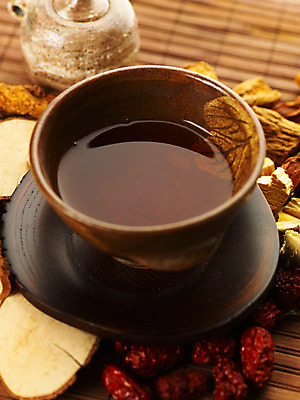 포토 JPG 스튜디오촬영 웰빙 음료 음식 의학 건조 실내 근접촬영 사람없음 세로 한의학 약재 한약재 차 전통차 찻잔 다기 한약 대추 건조식물 대추차 한방차 국내포토 식물 뷰포인트 잔 내부 차_음료 약 다도 파일형식