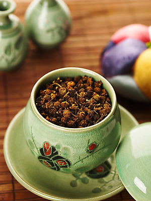 포토 JPG 스튜디오촬영 음식 의학 건조 사람없음 약 한의학 약재 한약재 도자기 차 전통차 약초 찻잔 다기 한약 컵받침 호리병 말린음식 복분자 한방차 국내포토 음료 과일 병_용기 잔 실내 차_음료 풀_식물 다도 받침대 파일형식