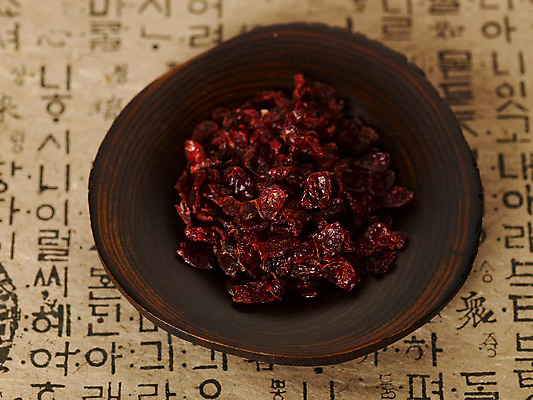 포토 JPG 스튜디오촬영 열매 의학 건조 사람없음 치료 약 한의학 약재 한약재 약초 한약 한지 말린음식 산수유 국내포토 식물 꽃 종이 음식 실내 풀_식물 파일형식