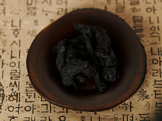 포토 JPG 스튜디오촬영 의학 건조 사람없음 치료 약 한의학 약재 한약재 약초 한약 한지 말린음식 숙지황 지황뿌리 국내포토 종이 음식 실내 풀_식물 지황 파일형식