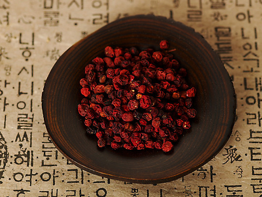 포토 JPG 스튜디오촬영 열매 의학 건조 사람없음 치료 약 한의학 약재 한약재 약초 한약 한지 말린음식 오미자 국내포토 식물 종이 음식 실내 풀_식물 파일형식