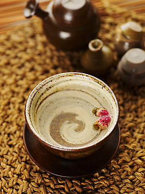 포토 JPG 스튜디오촬영 웰빙 꽃 음료 음식 주전자 건조 실내 사람없음 세로 장미 차 전통차 찻잔 다기 장미차 국내포토 식물 주방용품 잔 내부 차_음료 다도 꽃차 파일형식