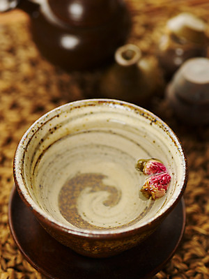 포토 JPG 스튜디오촬영 웰빙 꽃 음료 음식 주전자 건조 실내 근접촬영 사람없음 아웃포커스 세로 장미 차 전통차 찻잔 다기 장미차 국내포토 식물 뷰포인트 주방용품 잔 촬영기법 내부 차_음료 다도 꽃차 파일형식