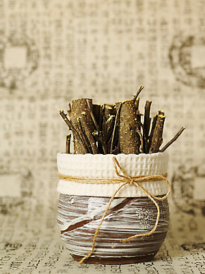 포토 JPG 스튜디오촬영 의학 건조 사람없음 치료 약 한의학 약재 한약재 끈 항아리 약초 한약 한지 말린음식 산초나무 제피나무 국내포토 나무 종이 음식 실내 도자기 풀_식물 파일형식