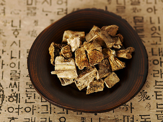 포토 JPG 스튜디오촬영 의학 건조 사람없음 치료 약 한의학 약재 한약재 약초 한약 한지 말린음식 칡 칡뿌리 국내포토 식물 종이 음식 실내 풀_식물 파일형식