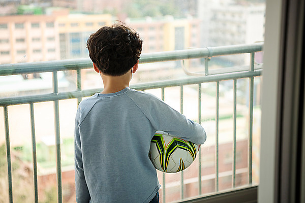 포토 JPG 남자 초등학생 어린이 학교 방학 휴식 아파트 실내 초등학교 한명 상반신 뒷모습 10대 축구 한국인 바이러스 위생 질병 사회이슈 예방 감염 위생관리 소년한명만 코로나바이러스 휴교 델타변이바이러스 국내포토 1 학생 교육 뷰포인트 컨셉 의학 청소년 휴가 주택 관리 사람 동양인 내부 구기 남자한명만 소년만 파일형식