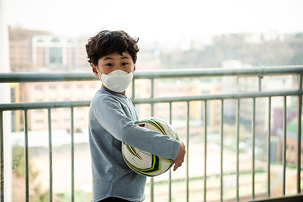 포토 JPG 남자 초등학생 어린이 학교 방학 휴식 아파트 실내 초등학교 한명 상반신 앞모습 10대 축구 한국인 바이러스 위생 질병 사회이슈 예방 감염 위생관리 소년한명만 코로나바이러스 휴교 델타변이바이러스 국내포토 1 학생 교육 뷰포인트 컨셉 의학 청소년 휴가 주택 관리 사람 동양인 내부 구기 남자한명만 소년만 파일형식