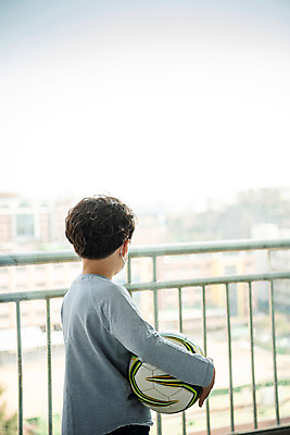 포토 JPG 남자 초등학생 어린이 학교 방학 휴식 아파트 실내 초등학교 한명 상반신 뒷모습 10대 축구 한국인 바이러스 위생 질병 사회이슈 예방 감염 위생관리 소년한명만 코로나바이러스 휴교 델타변이바이러스 국내포토 1 학생 교육 뷰포인트 컨셉 의학 청소년 휴가 주택 관리 사람 동양인 내부 구기 남자한명만 소년만 파일형식